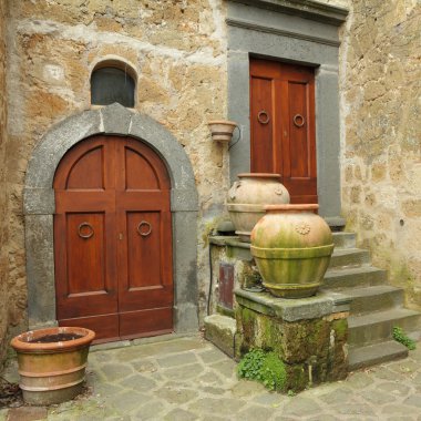 İtalyan Köyü civita di bagnoregio, provi iki antika kapılar