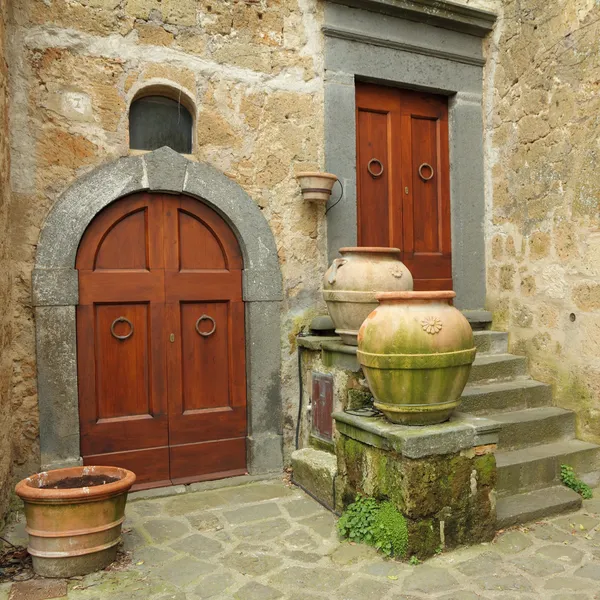 Dos puertas antiguas en el pueblo italiano Civita di Bagnoregio, provisiones — Foto de Stock