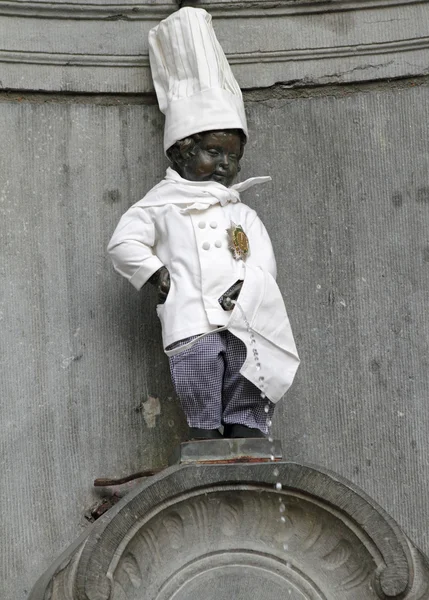 BRUXELAS - 30 DE ABRIL Manneken Pis - famoso marco de Bruxelas em — Fotografia de Stock