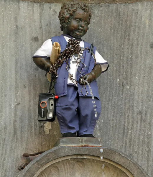 BRUXELAS - MAIO 3 Manneken Pis - famoso marco de Bruxelas de iluminado — Fotografia de Stock