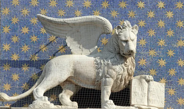 Symbol Wenecji skrzydlaty lew św gospodarstwa reprezentują książki — Zdjęcie stockowe