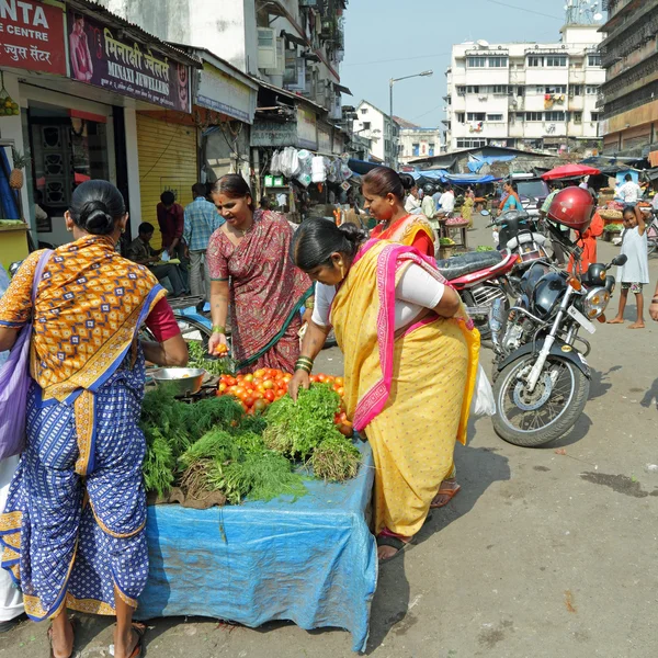 Les vendeurs vendent des légumes dans un marché de rue en Inde — Photo