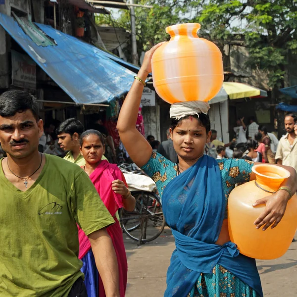 Indiase vrouw dragen water kannen — Stockfoto