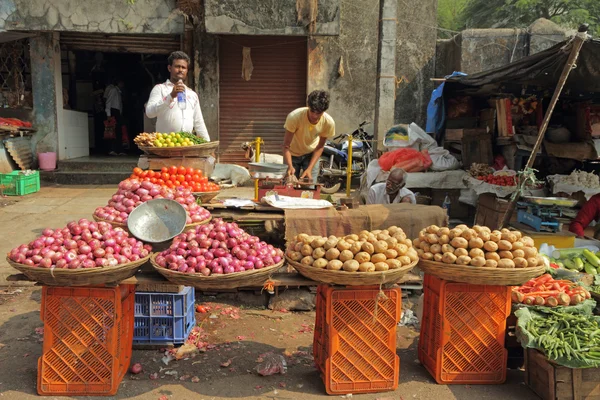 Vendedores ambulantes venden verduras en Mumbai —  Fotos de Stock