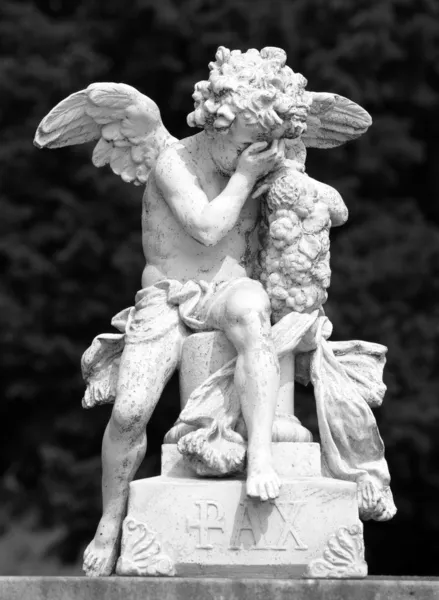 Angelo piangente, figura sul cimitero di Ixelles (in francese: Cimetiere d'Ix — Foto Stock