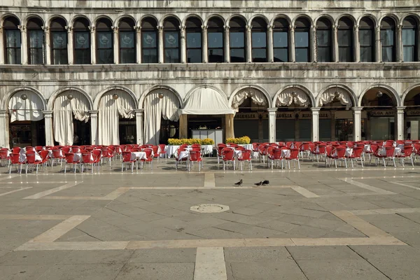 Tranquilla Piazza San Marco la mattina presto con edifici di — Foto Stock