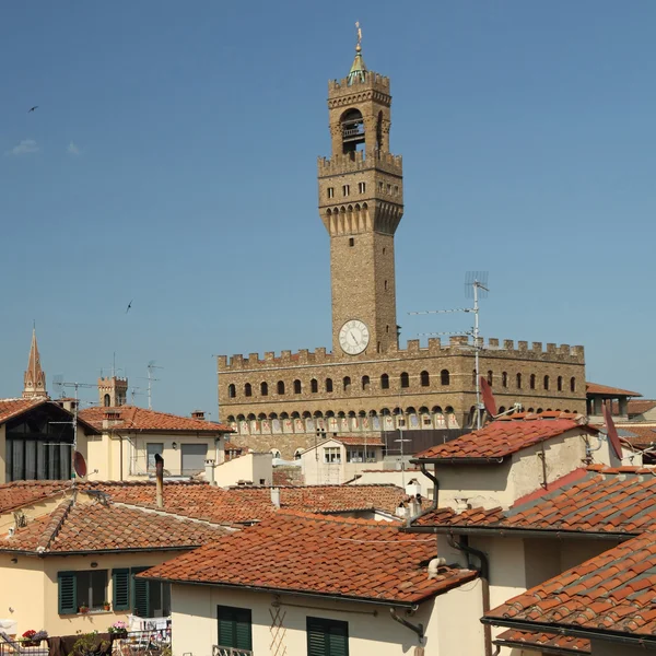 Impressionante Palazzo Vecchio (Palácio Antigo) dominado sobre telhados — Fotografia de Stock