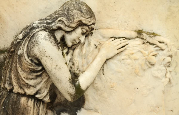 Gyönyörű antik temető dombormű alvó angyal, Olaszország, Eu — Stock Fotó