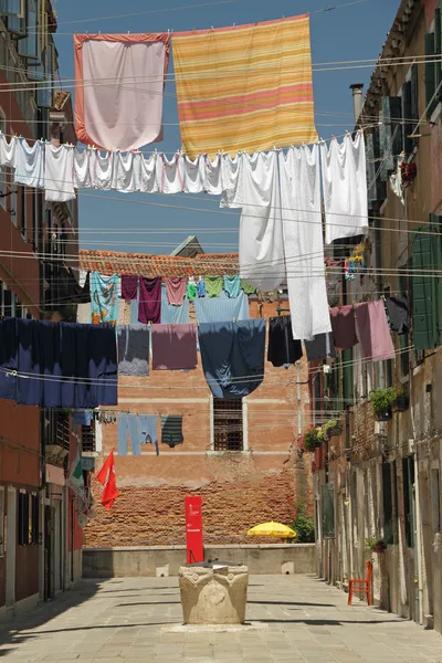 Typical outdoor drying laundry on clotheslines in Venice, Italy — Stock Photo, Image