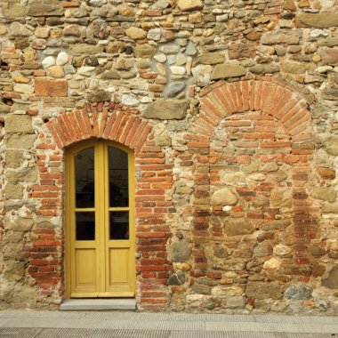 anghiari tuscan evin kapısı ile eski tuğla ve taş duvar