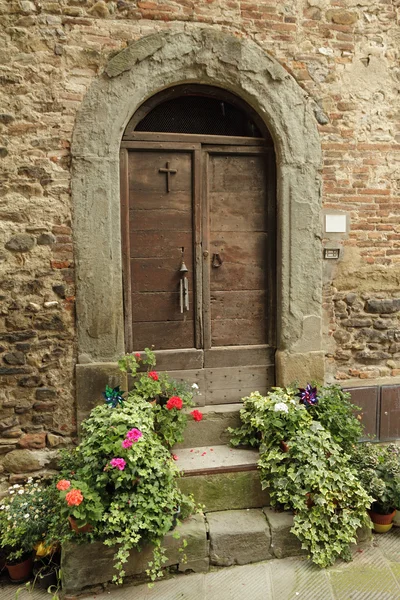 Puerta antigua a la casa toscana, Anghiari, Italia —  Fotos de Stock