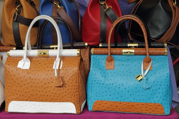 Struts läder färgglada handväskor på Mercato di San Lorenzo (M — Stockfoto