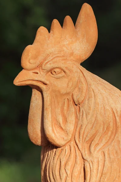 Κεφάλι του κόκορα σε τερακότα της Τοσκάνης - διακόσμηση κήπου, Φλωρεντία, — Φωτογραφία Αρχείου
