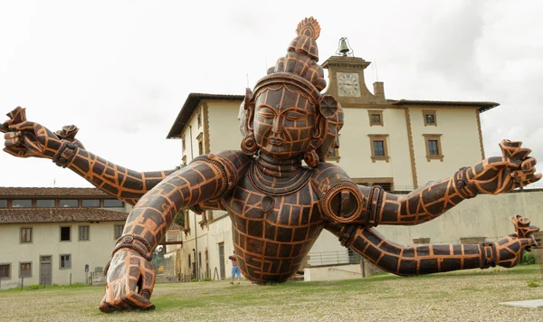 Die Skulptur mit dem Titel drei Köpfe sechs Arme — Stockfoto