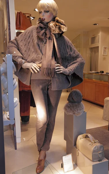 Mannequin dans la vitrine habillé en hiver vêtements gris chaud , — Photo