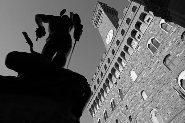 Palazzo Vecchio and silhouette of the statue of Perseus — Stock Photo, Image