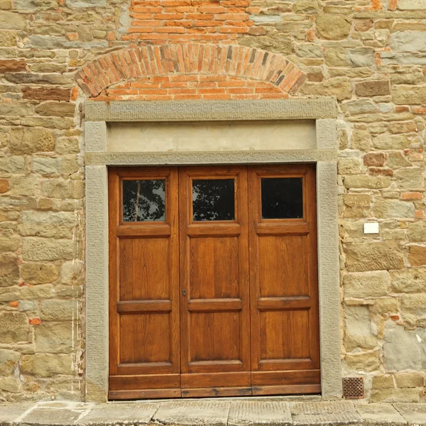 Винтажная тройная дверь в каменистом доме — стоковое фото