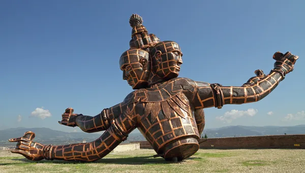 La escultura titulada Tres cabezas Seis brazos — Foto de Stock