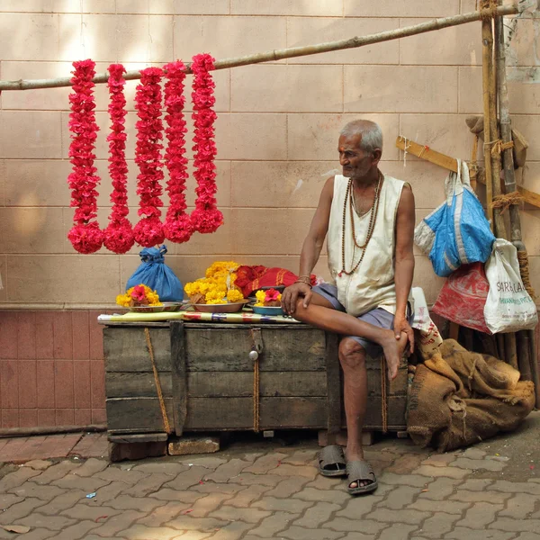 माणूस रंगीत फ्लॉवर गार्लँड्स विक्री — स्टॉक फोटो, इमेज