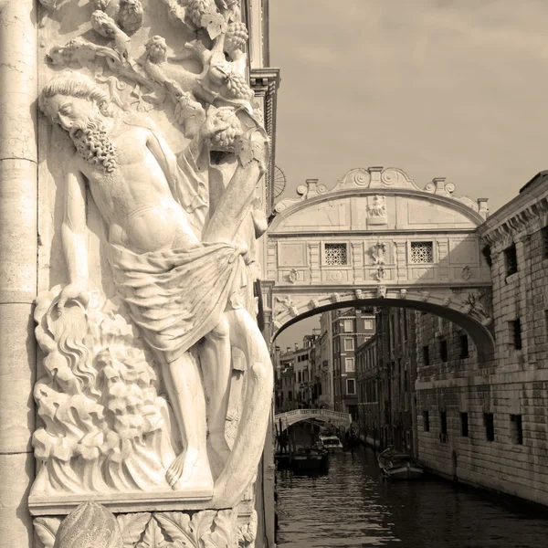 Decorazione con Noè su Palazzo Ducale e Ponte dei Sospiri — Foto Stock