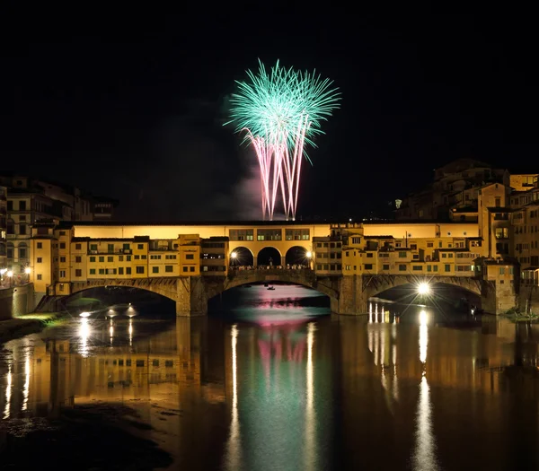 Fireworks over Arno river and Ponte Vecchio — Stock Photo, Image