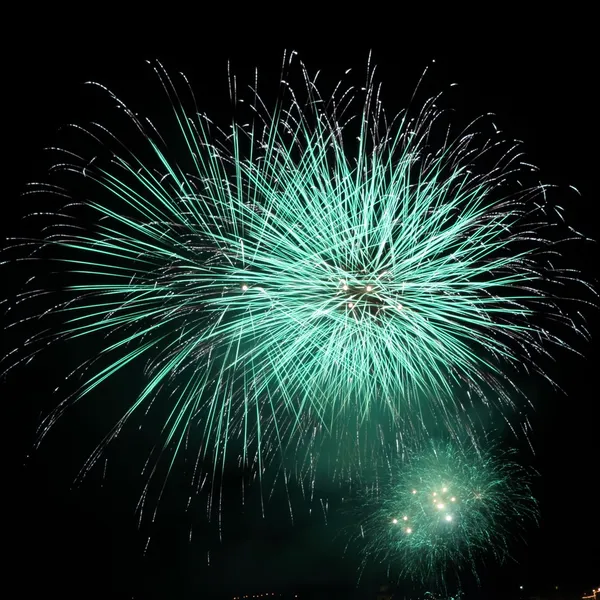 Feux d'artifice vert émeraude — Photo