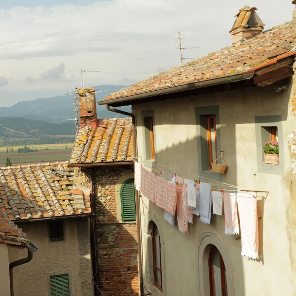 Italian nook with drying laundry — Stock Photo, Image