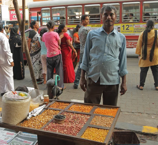 स्ट्रीट विक्रेता नट विकतो — स्टॉक फोटो, इमेज