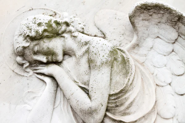 Imagem angélica no túmulo no cemitério monumental — Fotografia de Stock