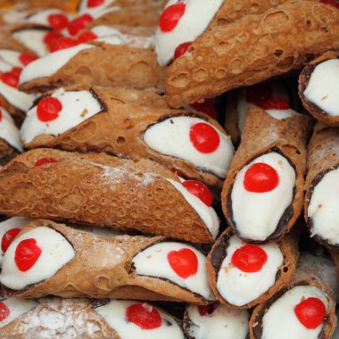 Cannoli - Sicilya pasta tüp kabukları kızarmış hamur hamur şeklinde.