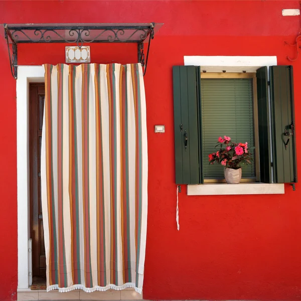 Porta da frente colorida para a casa — Fotografia de Stock