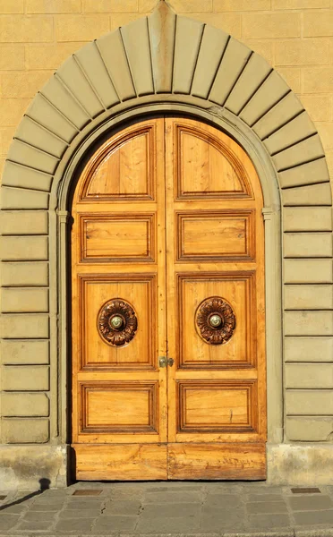 Porta histórica do elegante palácio florentino — Fotografia de Stock