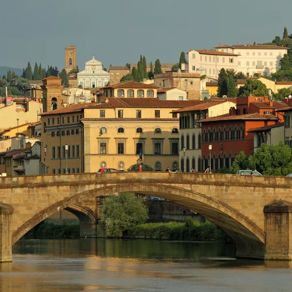 Река Арно с мостом Ponte alla Carraia и виллой Бардини — стоковое фото