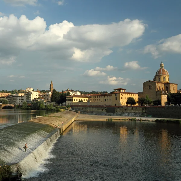 Río Arno con la Pescaia di Santa Rosa y la iglesia San Fredia — Foto de Stock