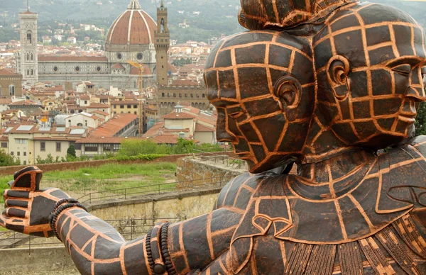 A escultura intitulada Três cabeças Seis braços — Fotografia de Stock