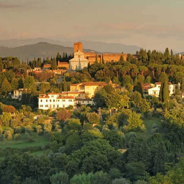 Maravilloso paisaje toscano en la luz del atardecer — Foto de Stock