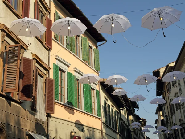 Iluminação de rua com guarda-chuvas brancos — Fotografia de Stock