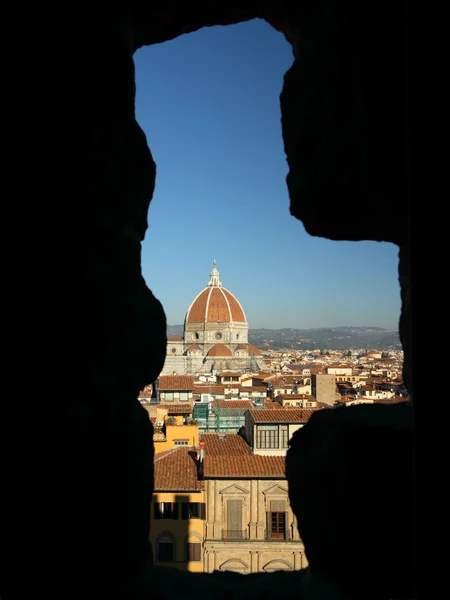 Cattedrale attraverso una finestra in pietra — Foto Stock