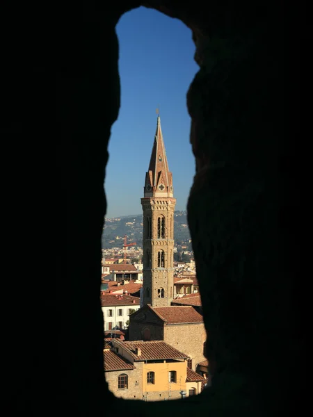 Widać przez okno stary kamień na wieży Kościoła — Zdjęcie stockowe