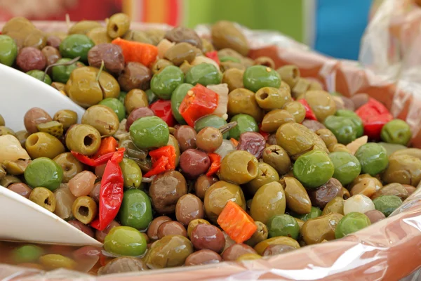 Барвистий салат із змішаними оливками — стокове фото
