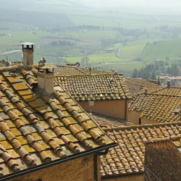 Küçük tuscan kasabasında evlerin çatıları ile peyzaj — Stok fotoğraf
