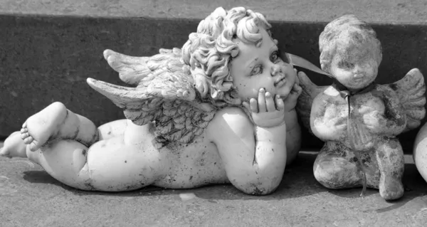Ангельские статуэтки на могиле — стоковое фото