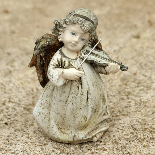 Figurita de ángel tocando el violín — Foto de Stock