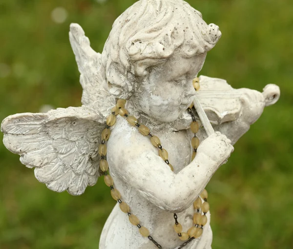 Estatua del angelito tocando el violín — Foto de Stock