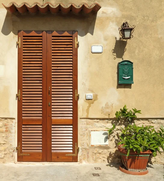 Blinded door to the tuscan house — Stock Photo, Image