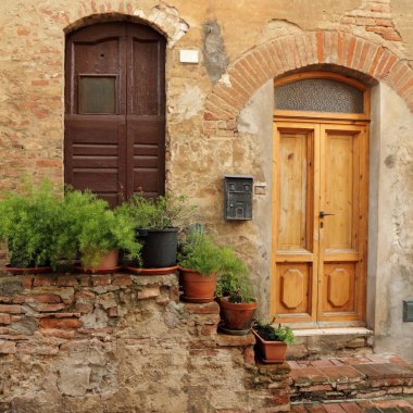 doorsteps Çiçeklik ile dekore edilmiş