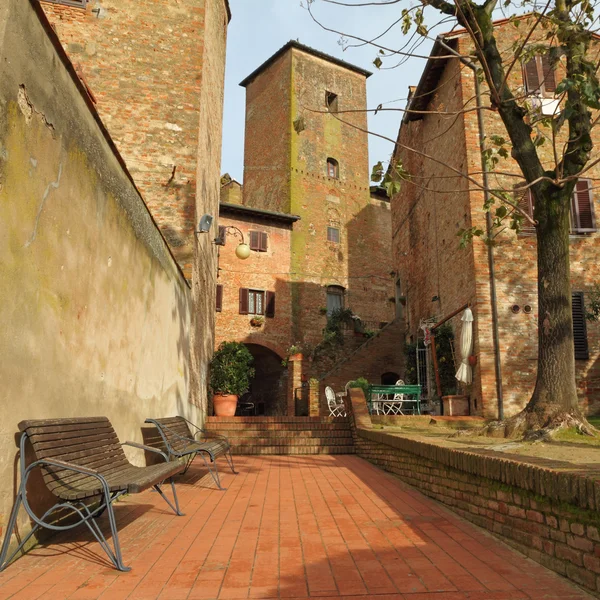 Korytarz w pięknej toskańskiej małe miasteczko, certaldo alto, Włochy — Zdjęcie stockowe