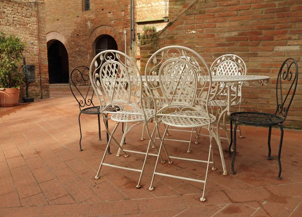 Vintage-Gartenmöbel aus Eisen auf der toskanischen Terrasse — Stockfoto