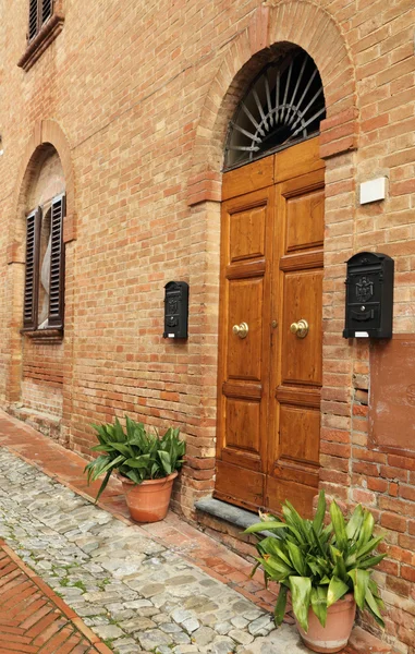 Picturesque italian doorway — Stock Photo, Image