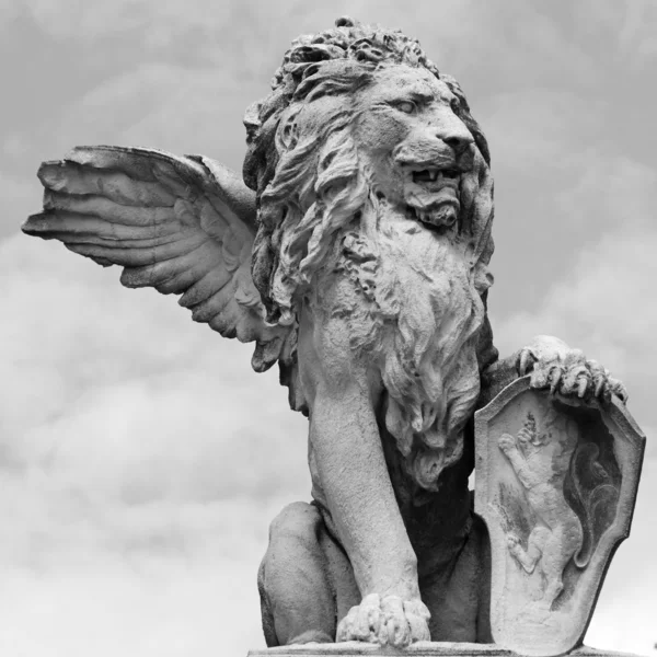 Scultura leone veneziano isolato su cielo — Foto Stock